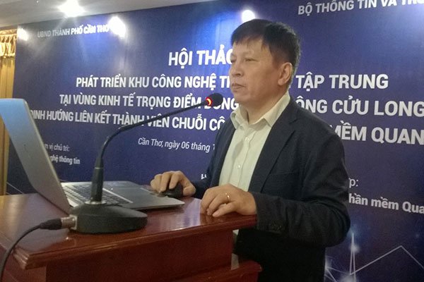 Dao Dinh Kha of the Ministry of Information and Communications speaks at a seminar in Can Tho City on December 6 - PHOTO: HUYNH KIM