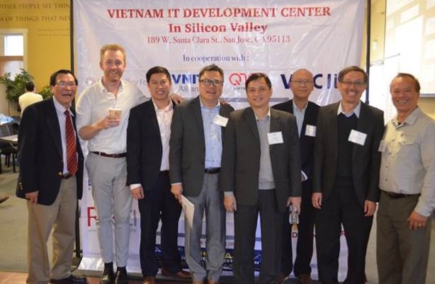 Mr. Lam Nguyen Hai Long (R,4) - CEO of QTSC was at Vietnam IT Development Center in Silicon Valley, USA