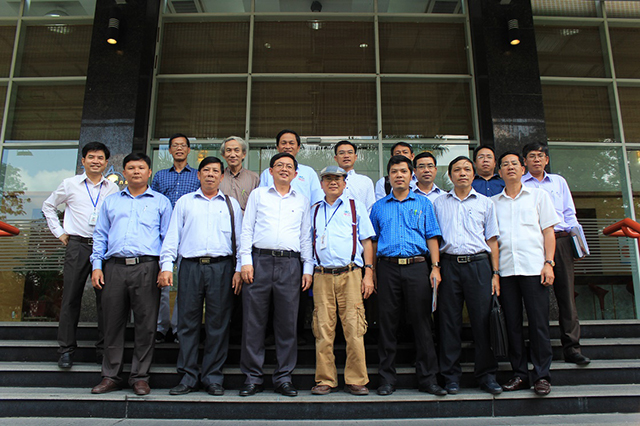 Chairman Ho Quoc Dung (L, 3 in line 1) and the delegation took souvenir photo at TMA tower