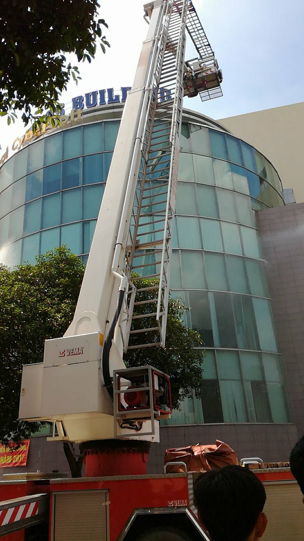 Using crane trucks to approach windows of the building’s top floor to save staffs safely