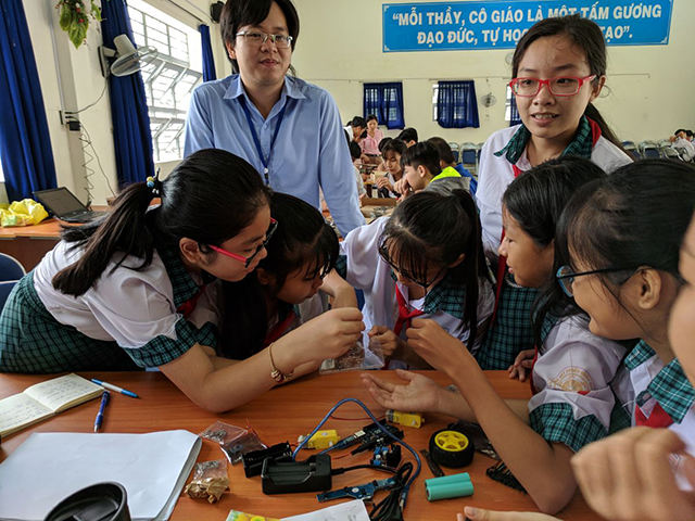 SRobot training at Le Van Huu Secondary School in Nha Be District