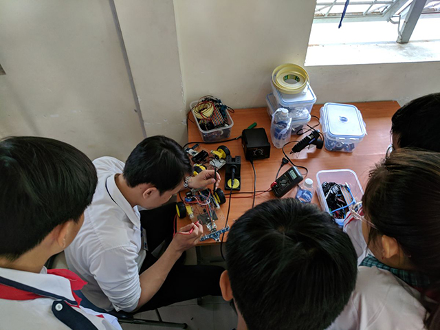 SRobot training at Le Van Huu Secondary School in Nha Be District