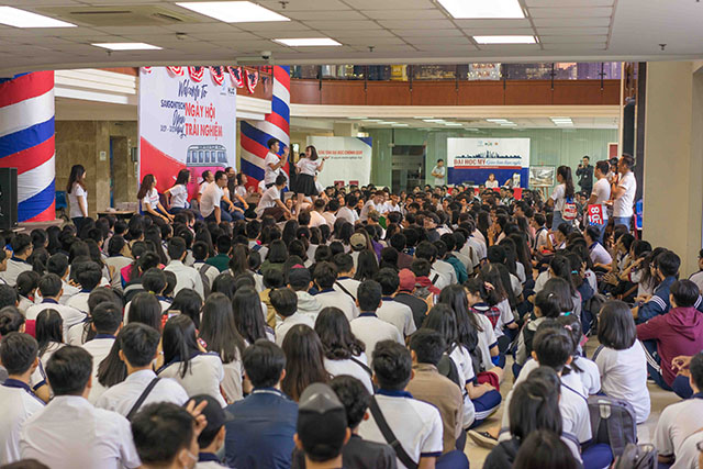SaigonTech’s hall was full of students