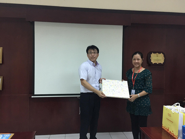 Ms. Pham Thi Kim Phuong – Deputy CEO of QTSC received a souvenir from Mr. Shugo Nakano – Chief Representative of Jetro Chiba
