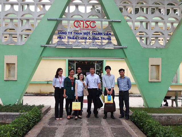 The delegation took a photo at QTSC