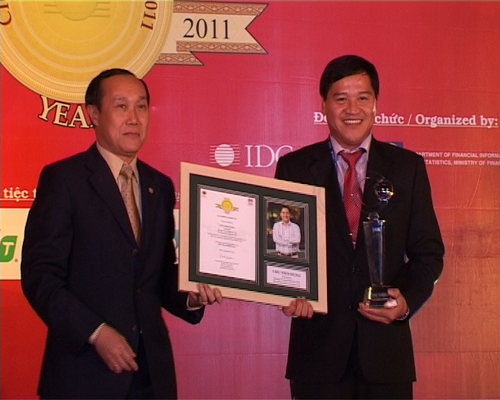 Mr. Chu Tien Dung (the right side) at CIO Awards 2011