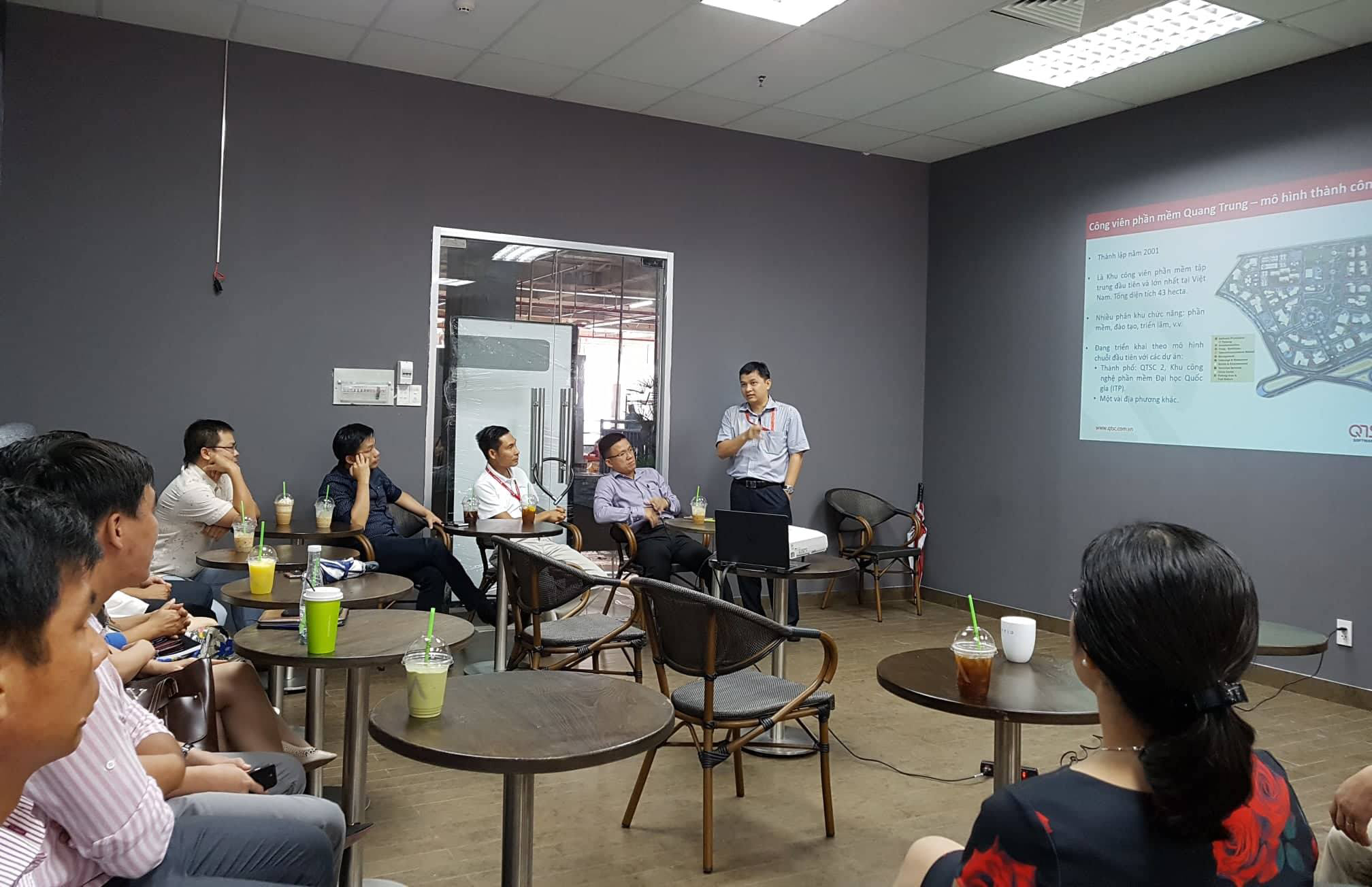 QTSC CEO Lam Nguyen Hai Long introduced the smart city model