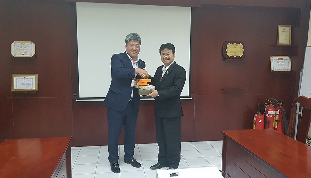 Mr. Cha, Sung Ho – Chairman of Industry & Construction gave a gift for Mr. Tran Huu Dung – Chairman of QTSC
