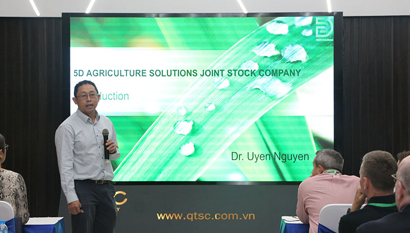 Ông Nguyễn Đình Uyên trình bày tại hội thảo (hình trên) và giới thiệu mô hình Smart Village tại QTSC (hình dưới)