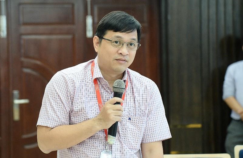 Ông Lâm Nguyễn Hải Long, Giám đốc Công viên phần mềm Quang Trung giới thiệu các ứng dụng thông minh. Ảnh: PHƯƠNG THÙY