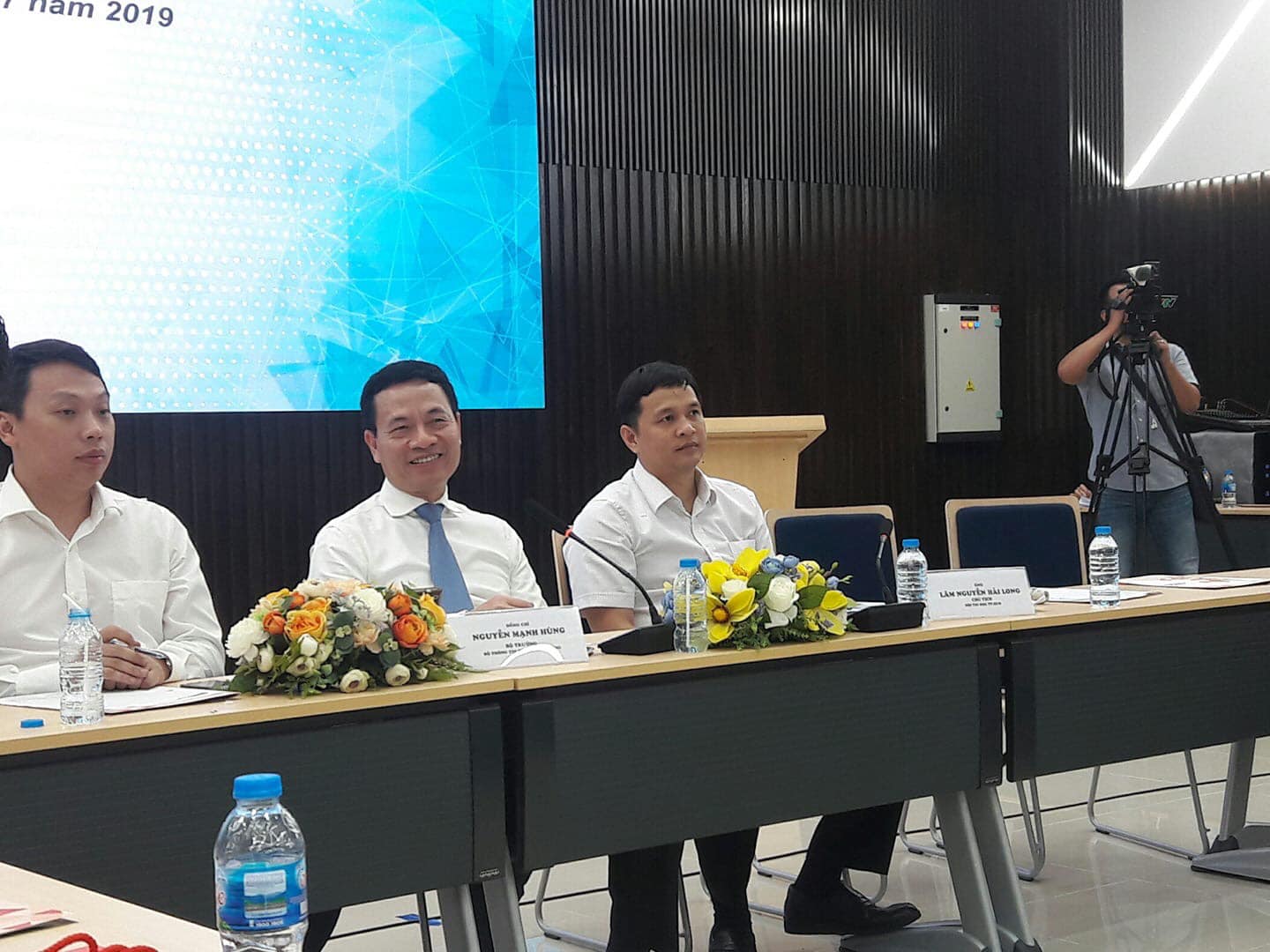 Minister Nguyen Manh Hung (C) and Chairman of HCA, CEO of QTSC Lam Nguyen Hai Long (R) at the meeting