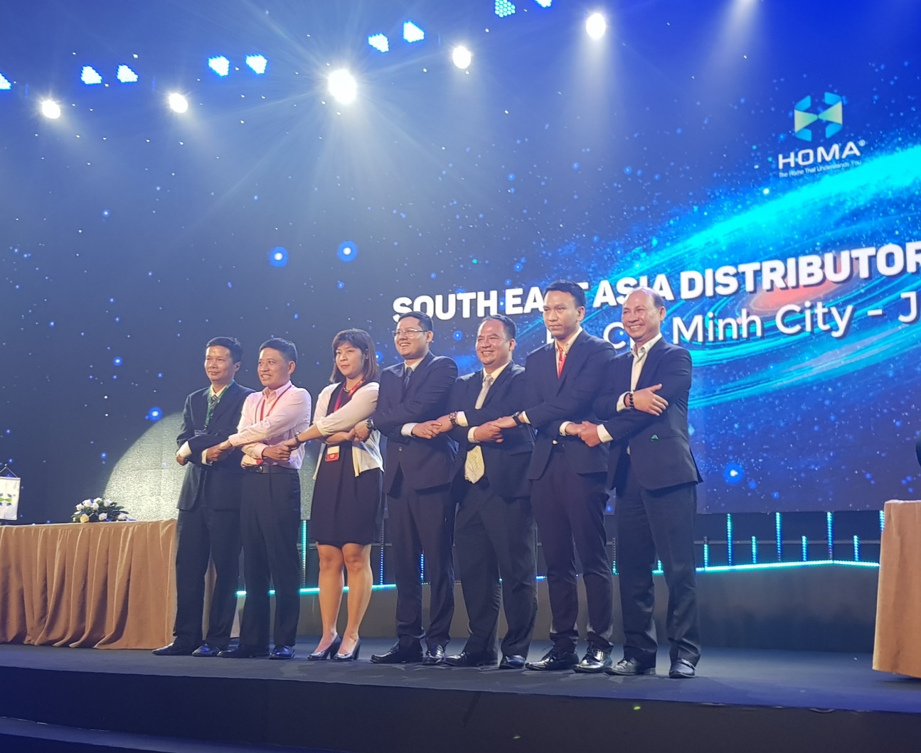 Ông Hoàng Minh Trí – Phó Giám đốc QTSC (ngoài cùng bên trái) ký kết hợp tác tới Homa phân phối sản phẩm tại khu vực Đông Nam Á