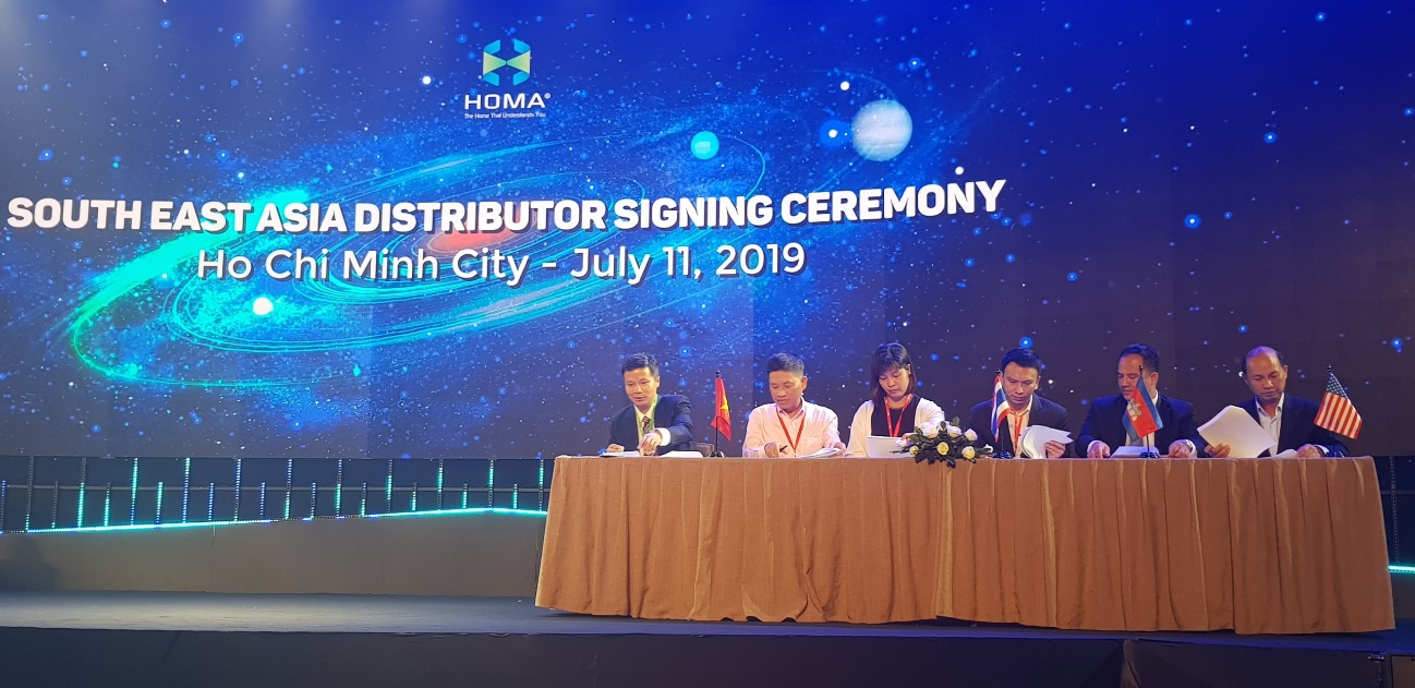 Ông Hoàng Minh Trí – Phó Giám đốc QTSC (ngoài cùng bên trái) ký kết hợp tác tới Homa phân phối sản phẩm tại khu vực Đông Nam Á