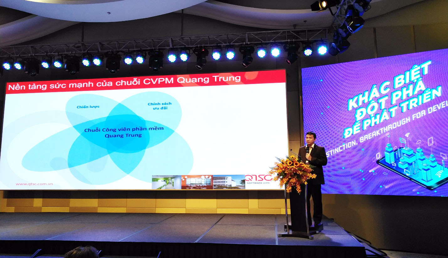 Ông Lâm Nguyễn Hải Long - Ủy viên thường trực hội đồng quản lý Chuỗi Công viên phần mềm Quang Trung trình bày tại Hội nghị