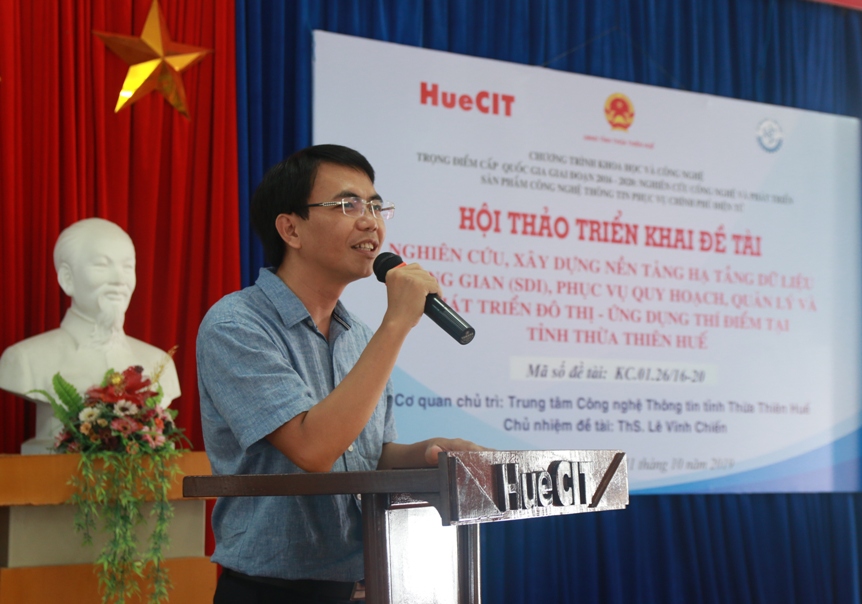 Ông Lê Vĩnh Chiến, chủ nhiệm đề tài, Giám đốc Trung tâm Công nghệ thông tin tỉnh Thừa Thiên Huế giới thiệu những nội dung chính sẽ thực hiện trong đề tài