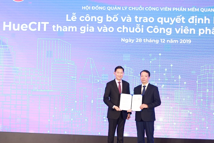 Trao chứng nhận thành viên Chuỗi Công viên phần mềm Quang Trung cho HueCIT