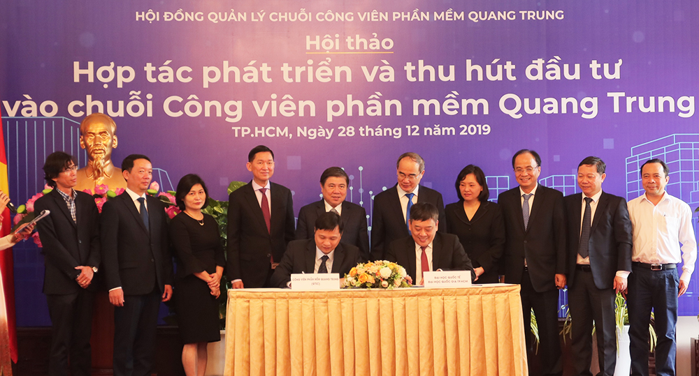 Đại diện QTSC và Trường Đại học Quốc tế - Đại học Quốc gia TPHCM ký kết hợp tác xây dựng “Tài liệu hướng dẫn triển khai và quản lý khu CNTT tập trung”