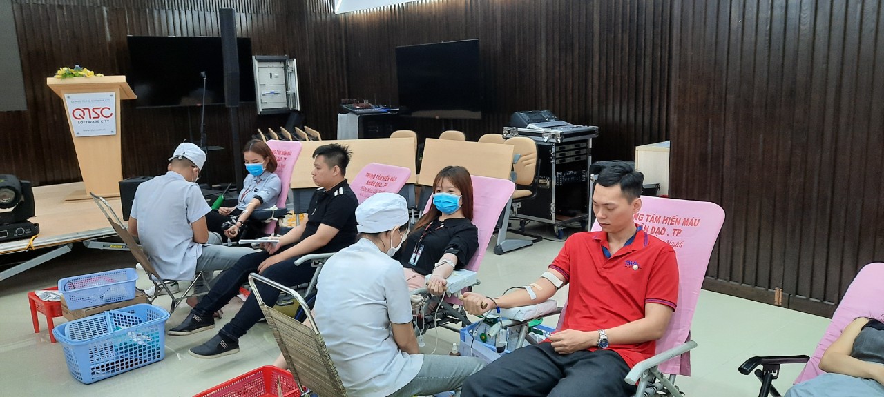  Picture 3: Participating in voluntary blood donation at QTSC Building 1