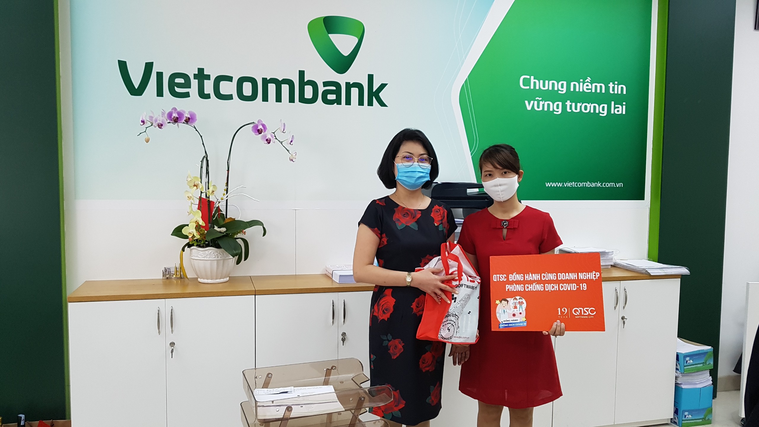 Đại diện QTSC tặng nước rửa tay cho phòng giao dịch Vietcombank tại QTSC
