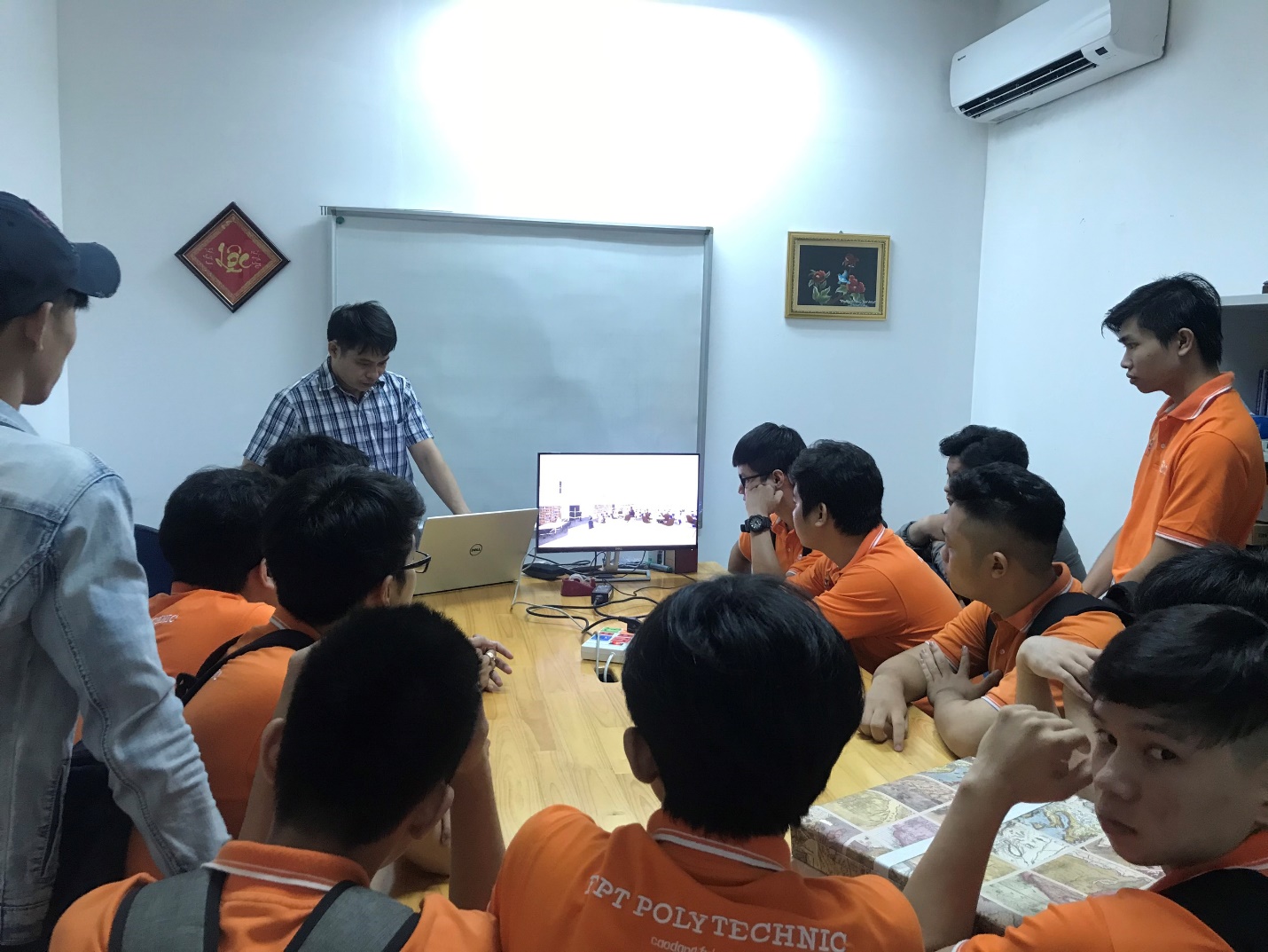 Hình 2: Nghe giới thiệu quy trình sản xuất phần mềm tại QTSC Incubator