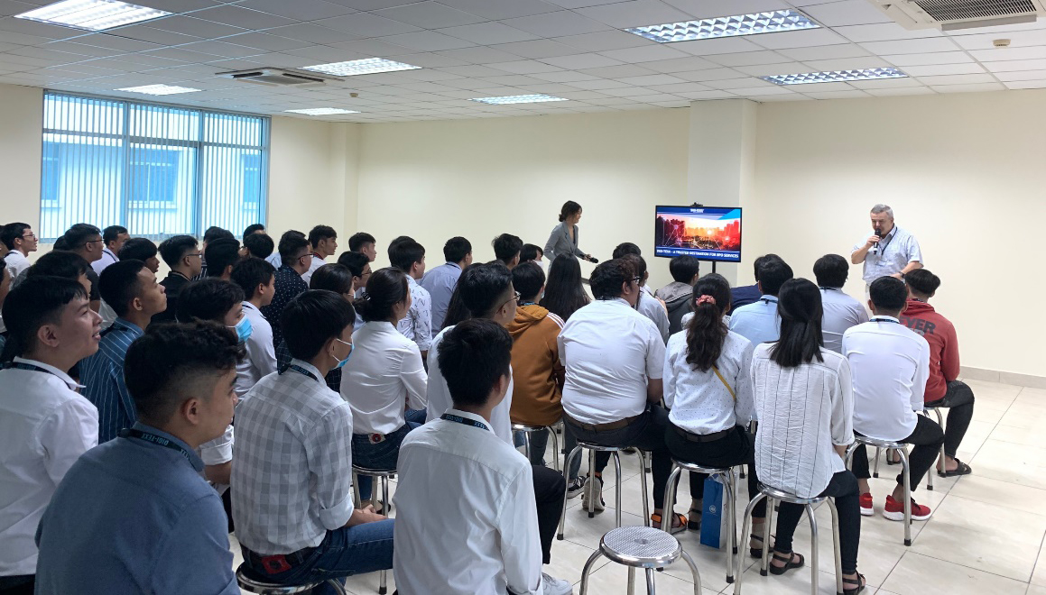 Hình 1: ông Frank Schellenberg – CEO DIGI-TEXX Vietnam giới thiệu cho các bạn sinh viên môi trường làm việc thực tế tại công ty