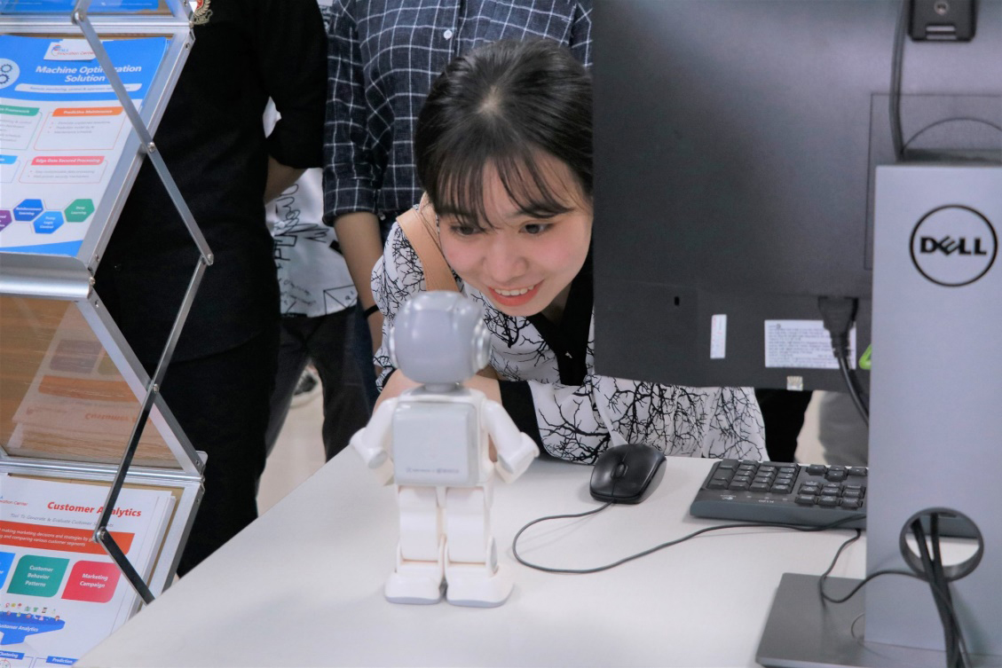 Hình 2: Sinh viên đại học Tiền Giang hứng thú với mô hình robot ứng dụng AI tại công ty TMA