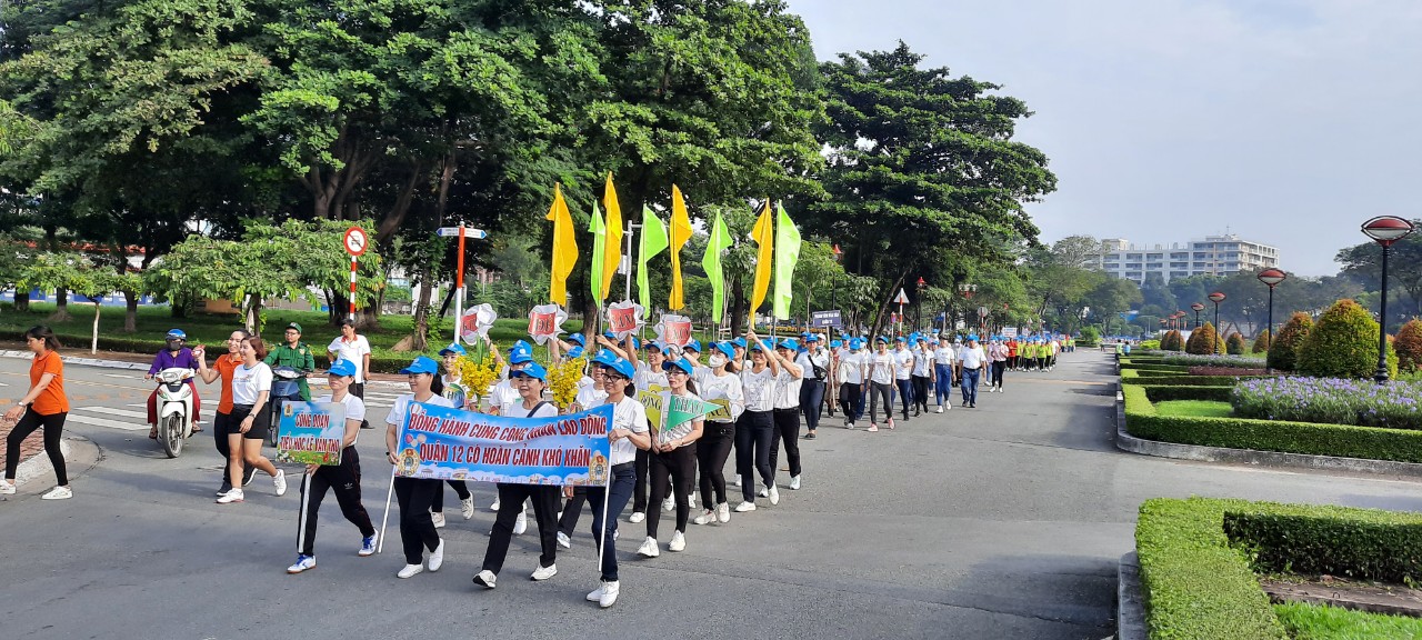 Hình 2: Các CNVC-LĐ của các đơn vị đi bộ trong khu vực Công viên phần mềm Quang Trung