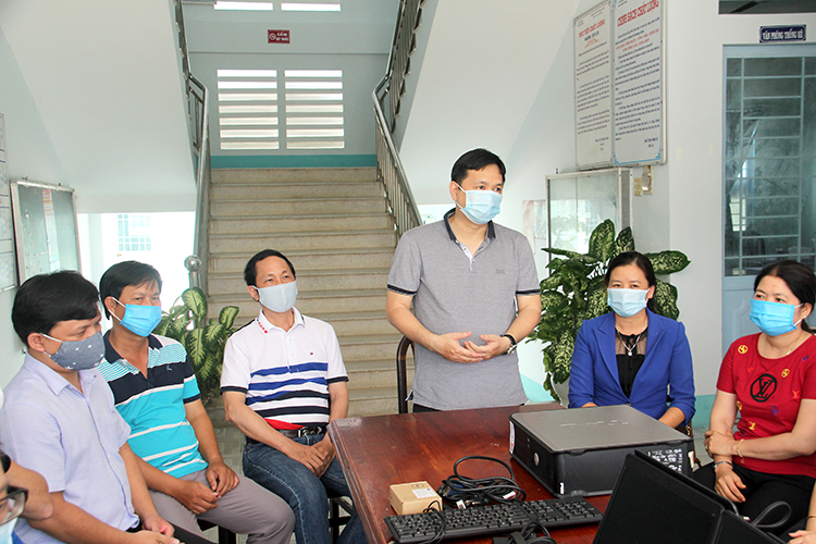 QTSC cooperated with HCA to donate 42 PCs and Laptops to Vinh Long Province