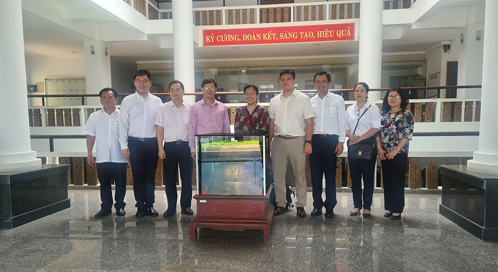 Hình 2: Đoàn chụp hình lưu niệm tại UBND tỉnh Tây Ninh