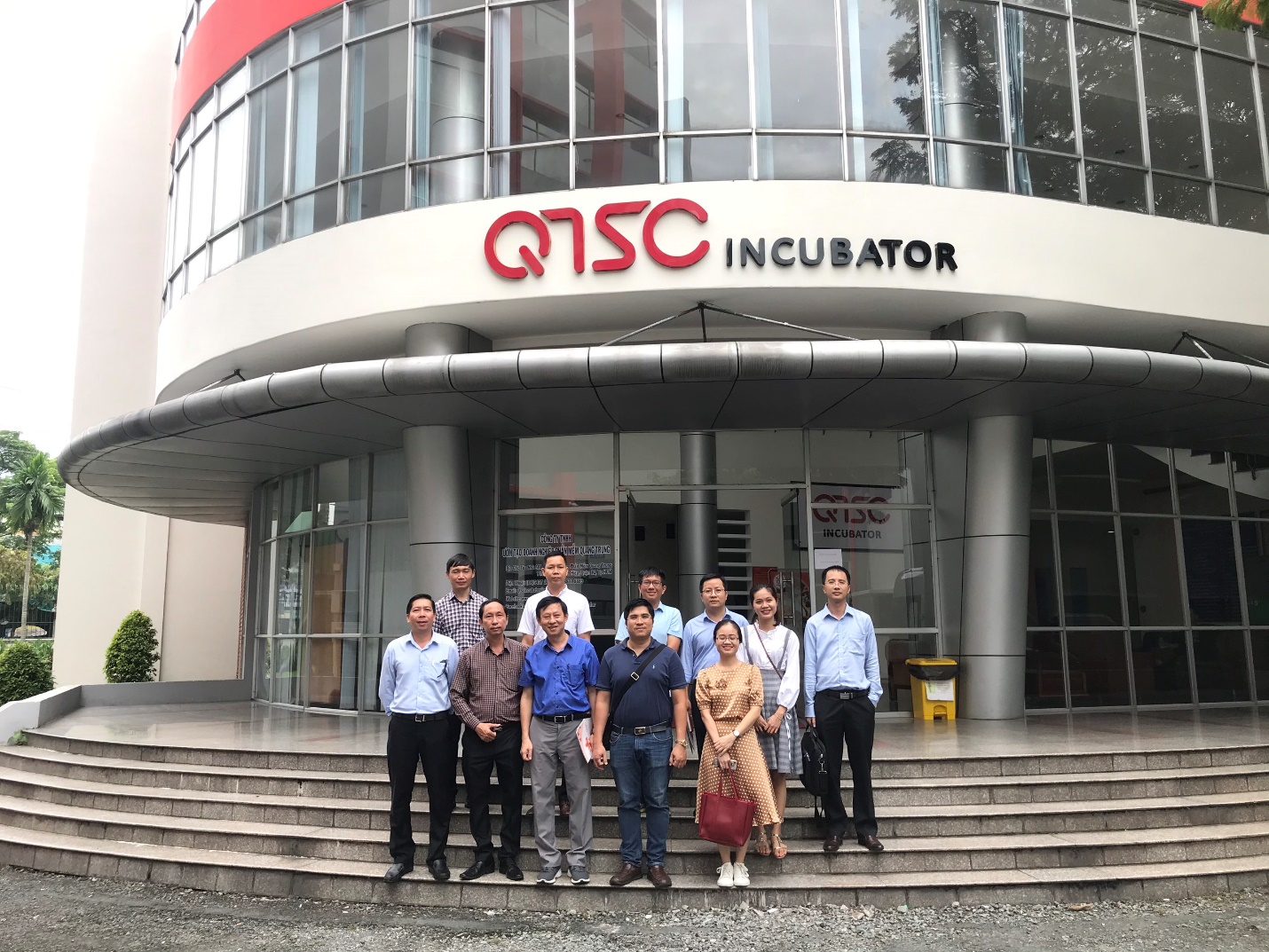 Hình 5: Đoàn tham quan và tìm hiểu mô hình quản lý của QTSC Incubator