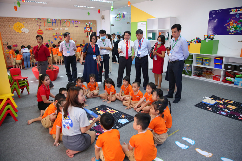 Ông Hà Duy Bình, Giám đốc Trung tâm STEAMZONE giới thiệu môi trường học tập sáng tạo mới dành cho các trẻ nhỏ.