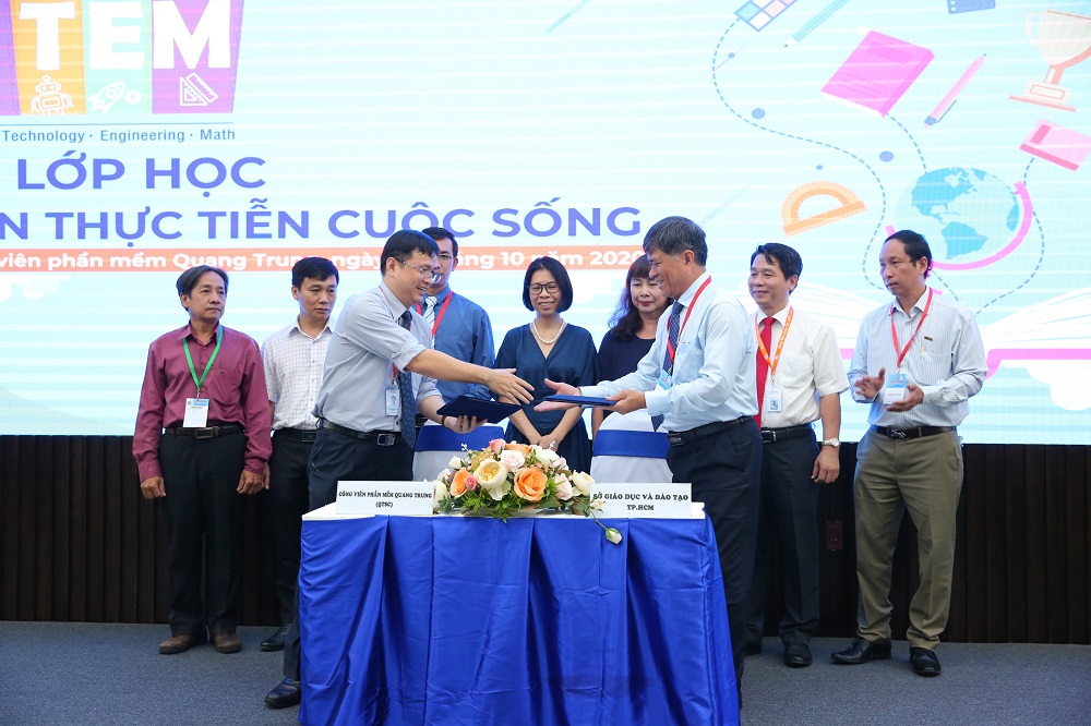 Ông Lâm Nguyễn Hải Long, Giám đốc QTSC và ông Nguyễn Văn Hiếu, Phó Giám đốc Sở GD&ĐT TP.HCM tại buổi ký kết.
