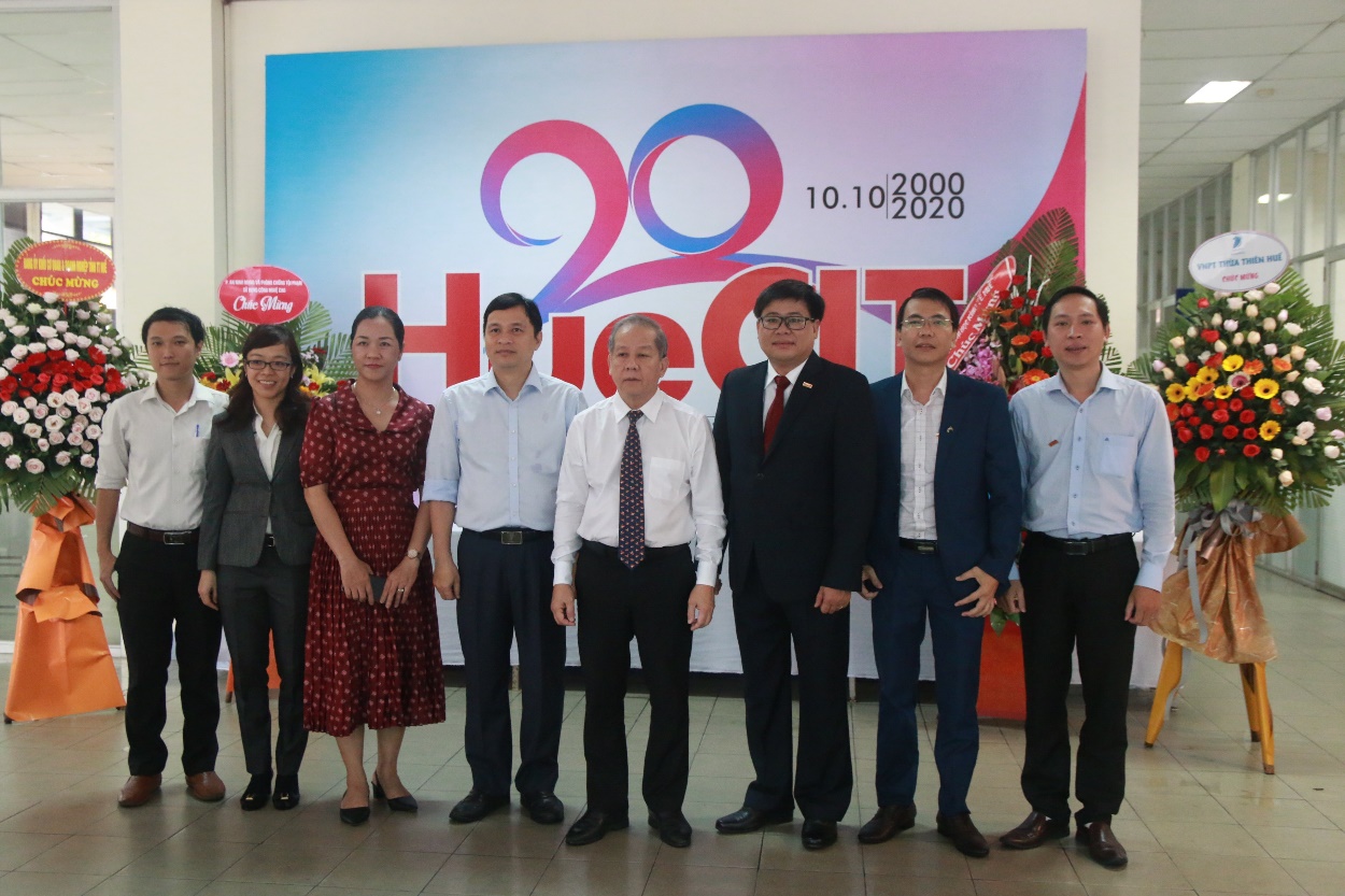 Hình 3: Ông Phan Ngọc Thọ (đứng chính giữa) – chủ tịch UBND Thừa Thiên Huế, ông Lâm Nguyễn Hải Long (thứ 4 từ trái sang), ông Hoàng Bảo Hùng (thứ 3 từ phải qua) cùng các thành viên của QTSC chụp hình lưu niệm tại lễ kỷ niệm 20 năm thành lập HueCIT
