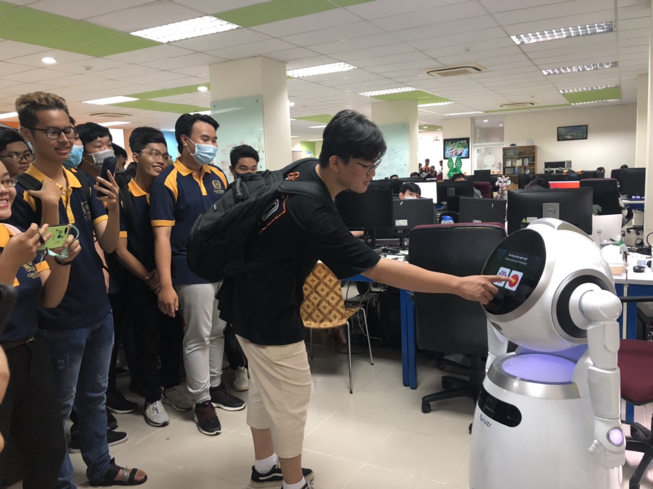 Hình 3: Sinh viên Đại học Gia Định thích thú khi điều khiển robot tại trung tâm R&D của công ty TMA Solutions