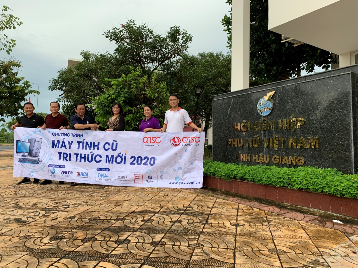Hình 1: Đại diện Quỹ khuyến học QTSC chụp hình lưu niệm tại Hội Liên hiệp Phụ nữ Việt Nam tỉnh Hậu Giang