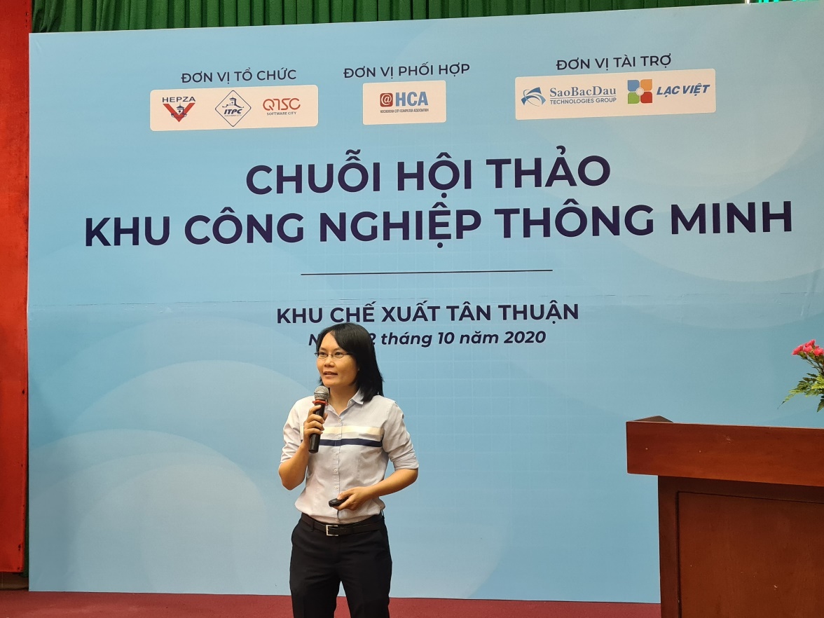 Hình 3: Bà Nhiêu Trân – Trưởng bộ phận Giải pháp công nghệ, QTSC trình bày tại hội thảo