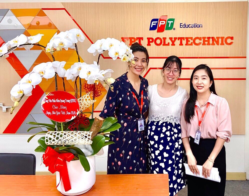 Hình 3: Tặng hoa tri ân các thầy cô trường Cao đẳng FPT Polytechnic