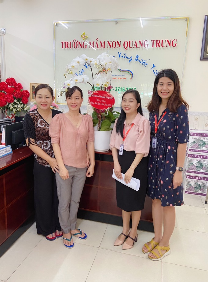 Hình 7: Tặng hoa chúc mừng các thầy cô trường mầm non Quang Trung
