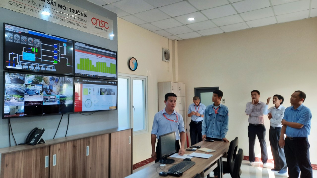 Listening to the introduction of environment/wastewateral monitoring system, automatic meter reading system, feed water management system at QTSC Environmental Monitoring Station