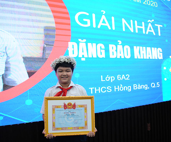 Hình 2: Đặng Bảo Khang (trường THCS Hồng Bàng, Quận 5) - Quán quân Hội thi Tôi yêu khoa học năm 2020