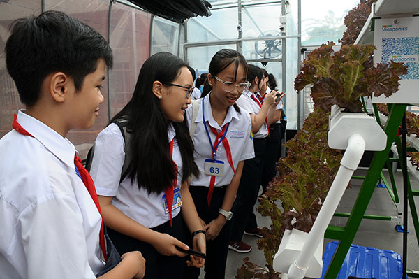 Hình 4,5,6: Thí sinh trải nghiệm khoa học tại Trung tâm STEAMZONE