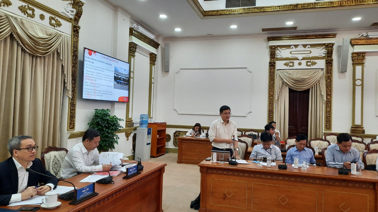 Hình 1: Ông Lâm Nguyễn Hải Long - Ủy viên thường trực Hội đồng quản lý chuỗi, Giám đốc CVPM Quang Trung trình bày tại Hội nghị