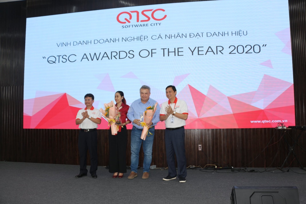 The representative of TMA Innovation and Mr. Frank Schellenberg received the campaign medal of “QTSC Awards of The Year 2020”