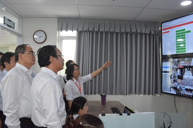 Đồng chí Nguyễn Văn Nên và đồng chí Nguyễn Thiện Nhân, cùng các đại biểu đã đi tham quan một số trung tâm của CVPM Quang Trung.
