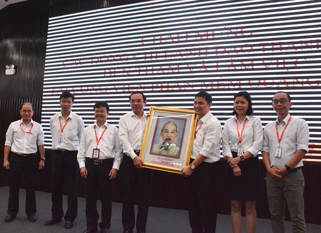 Đồng chí Nguyễn Văn Nên trao tặng quà và hoa chúc mừng Ban lãnh đạo Khu CVPM Quang Trung.