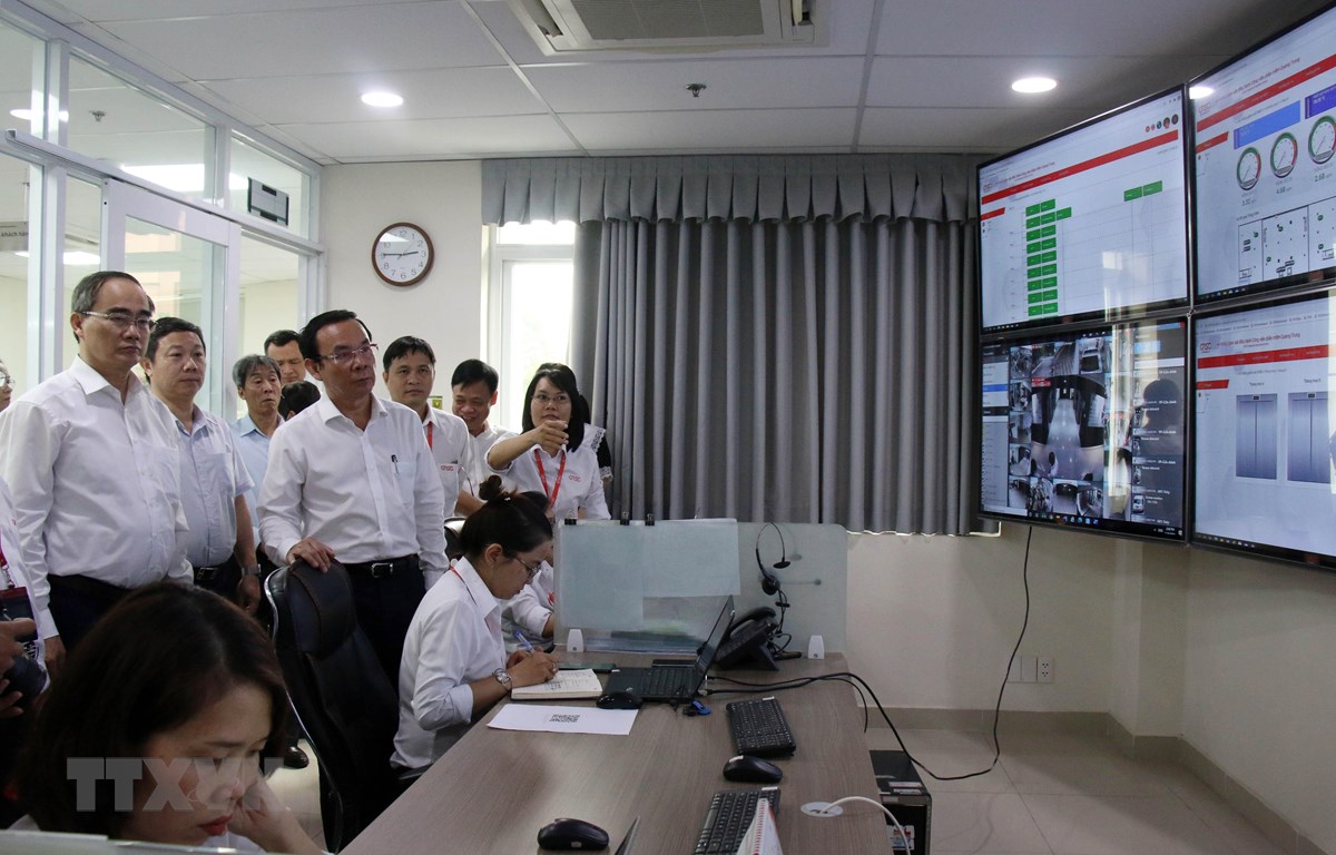 Bí thư Thành ủy Thành phố Hồ Chí Minh Nguyễn Văn Nên cùng đoàn lãnh đạo thành phố nghe giới thiệu về Trung tâm giám sát điều hành Công viên phần mềm Quang Trung. (Ảnh: Tiến Lực/TTXVN)