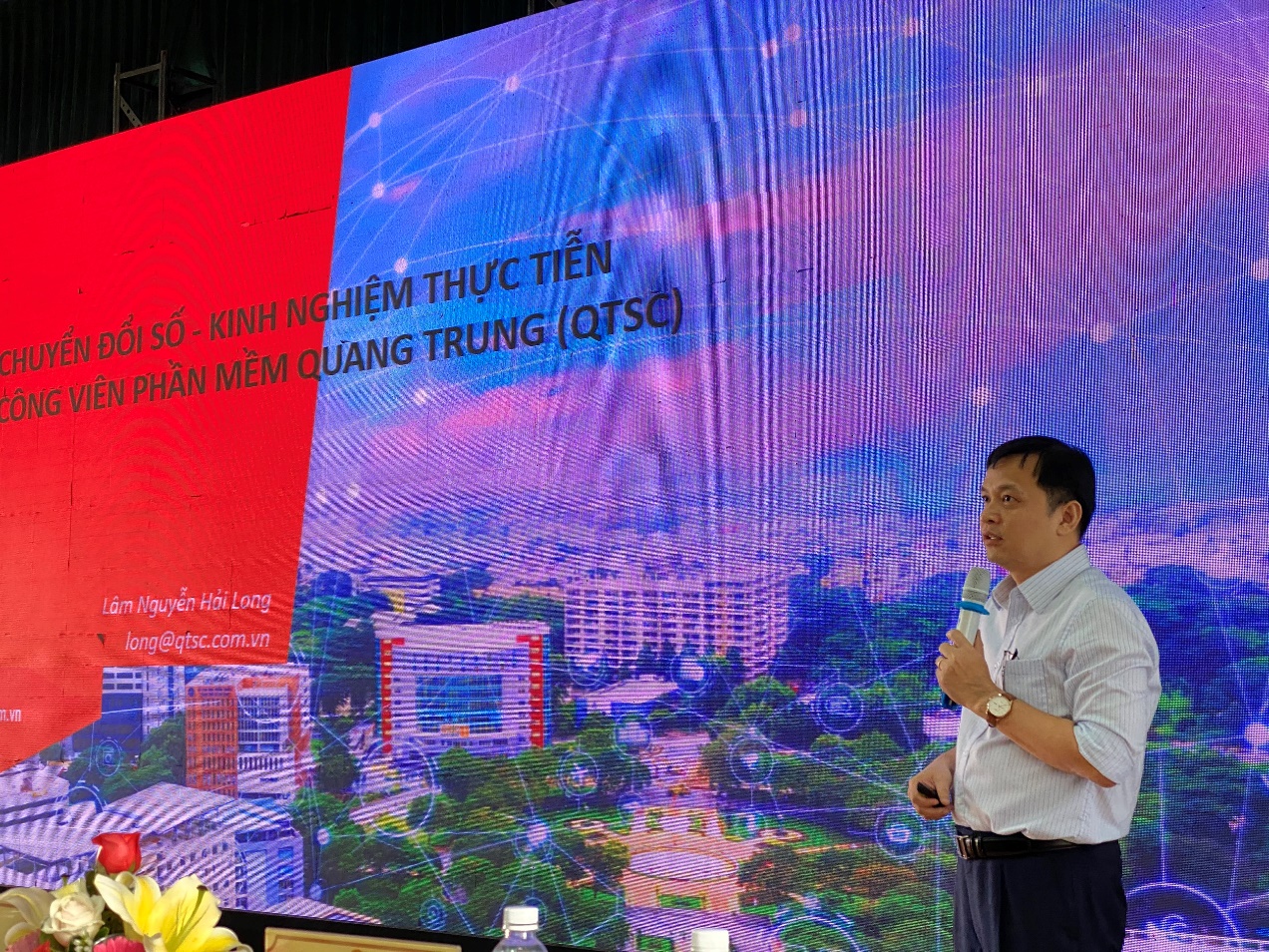 Hình 1: Ông Lâm Nguyễn Hải Long – Giám đốc QTSC chia sẻ những kinh nghiệm chuyển đổi số tại Công viên phần mềm Quang Trung