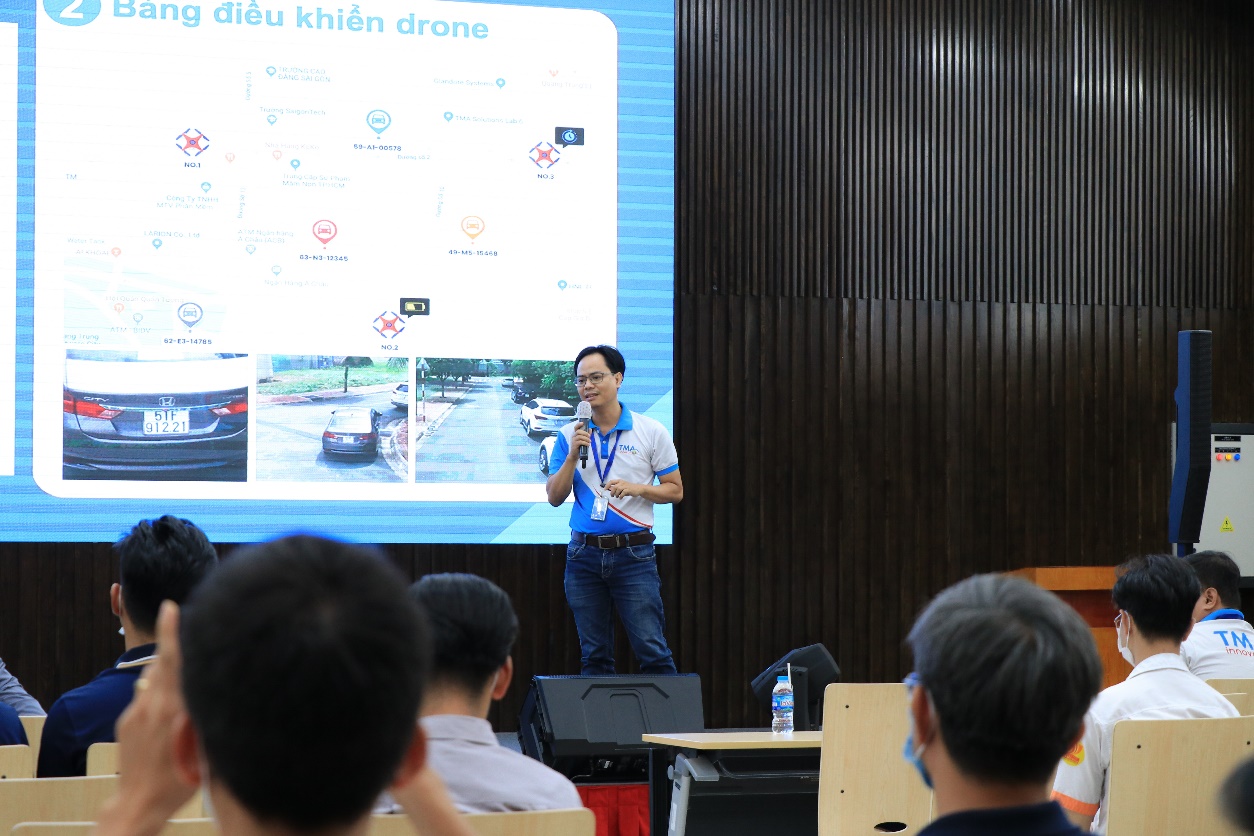 Hình 5: Ông Trần Quang Thắng – trưởng phòng Kỹ thuật, trung tâm AI, TMA Innovation giới thiệu cách phát triển ứng dụng Drone