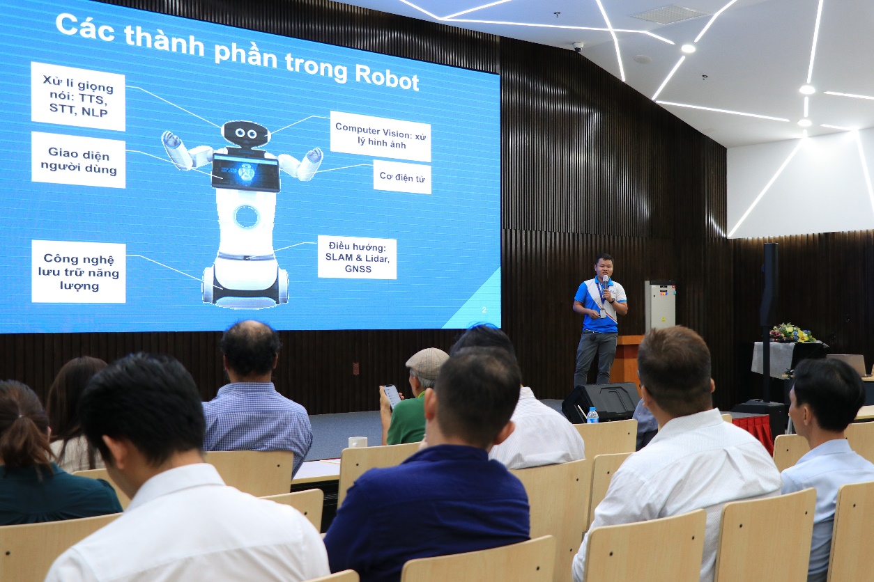 Hình 6: Ông Lâm Tuấn Vũ – Trung tâm Robot, TMA Innovation giới thiệu cách thức xây dựng ứng dụng Robot