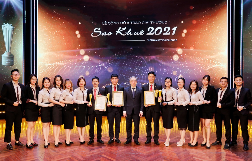 Ông Phan Tâm (đứng thứ 8 từ phải qua) – Thứ trưởng Bộ Thông tin & Truyền thông – chụp ảnh cùng và chúc mừng thành tích xuất sắc của MISA